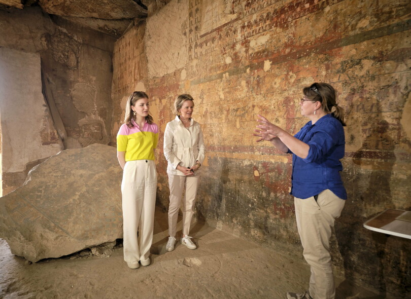 Ce 15 mars, dans le Wadi Hilal et devant le petit temple de Toutmôsis IV et Amenhotep III, mère et fille continuent de marcher sur les traces de la reine Elisabeth, venue là en 1930.